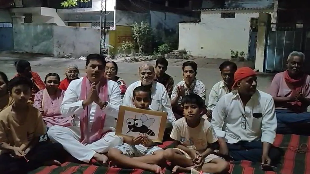 यूपीः मच्छरों से परेशान जनता ने पढ़ी 'मच्छर चालीसा', कानपुर में लोगों का अनोखा प्रदर्शन; प्रशासन पर गंभीर आरोप प्रदर्शन करते लोग- India TV Hindi