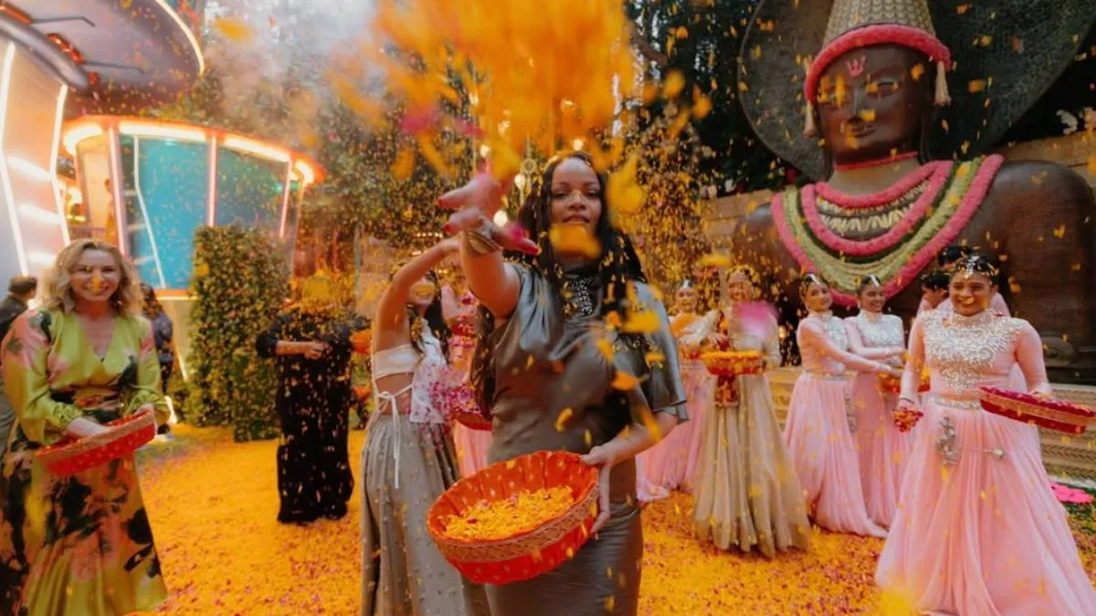 बता दें, इससे पहले रिहाना साल 2024 में भी भारत आई थीं। ग्लोबल स्टार अंबानी फैमिली के छोटे बेटे अनंत अंबानी और राधिका मर्चेंट की शादी में शिरकत करने भारत आई थीं, जहां उन्होंने धमाकेदार परफॉर्मेंस भी दी।