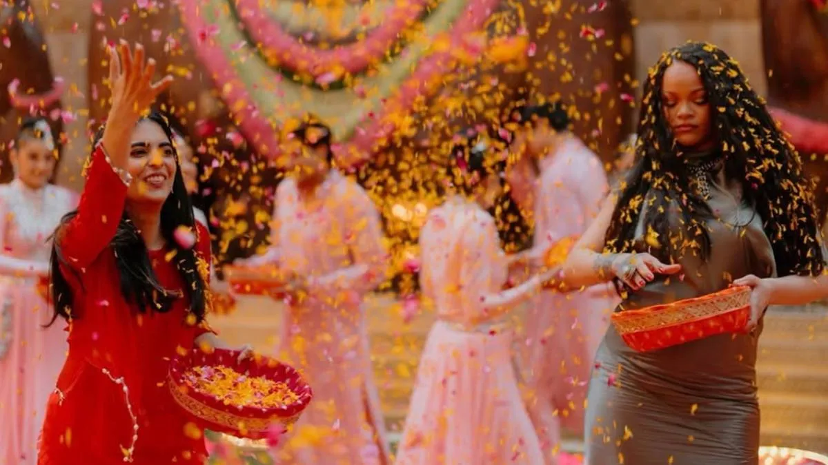 रिहाना ने एंटीलिया में अंबानी फैमिली की महिलाओं के साथ मिलकर फूलों की होली खेली और एक-दूसरे पर खूब फूल बरसाए। इस दौरान रिहाना खुशी से चहकती नजर आईं। उनके चेहरे पर इन मस्तीभरे पलों की खुशी साफ नजर आ रही थी।
