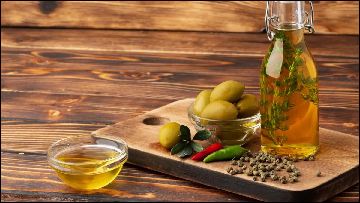 आप सीमित मात्रा में ही जैतून का तेल (Olive Oil) खा सकते हैं। इसमें मोनोअनसैचुरेटेड फैट होता है जो फैटी लिवर के लिए सबसे अच्छा माना जाता है। इसके अलावा कैनोला तेल, अलसी का तेल, सरसों का तेल भी सीमित इस्तेमाल कर सकते हैं।