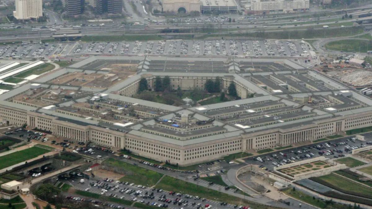 Iran US War: पेंटागन के पास स्ट्रिप क्लब में समय बिता रहे उदास अमेरिकी सैनिक, अगले हफ्ते ईरान जाने का खुलासा