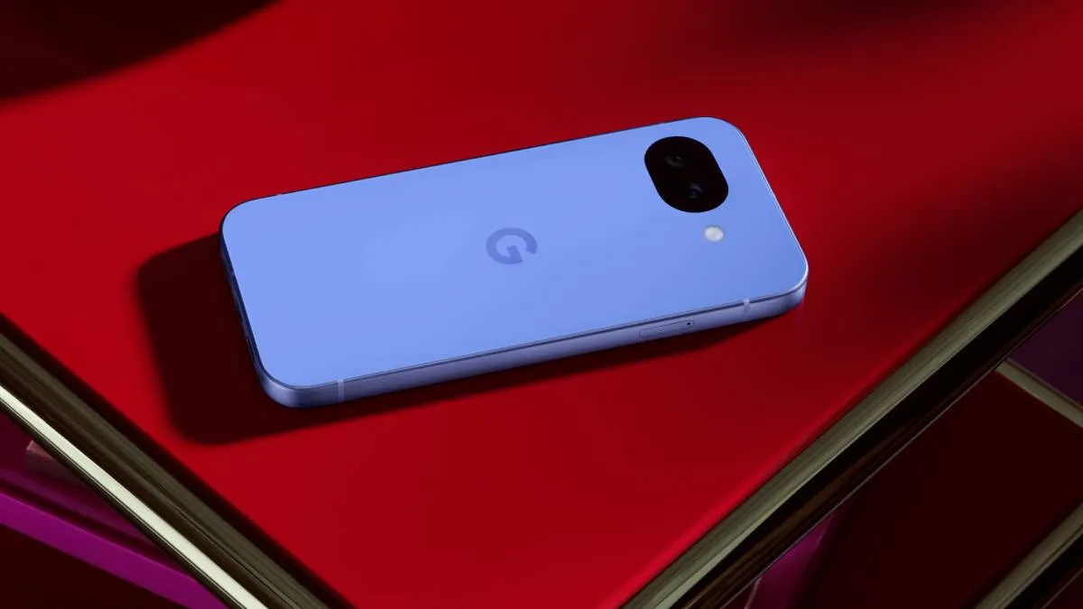 Google Pixel 10a की कीमत में एक बार फिर से कटौती की गई है। गूगल ने इस फोन को हाल ही में लॉन्च किया है। फ्लिपकार्ट पर यह फोन लॉन्च प्राइस से 2,500 रुपये सस्ते में खरीदा जा सकता है। गूगल पिक्सल 10a में 5100mAh की बैटरी, 48MP कैमरा जैसे फीचर्स दिए गए हैं। फोन में गूगल जेमिनी AI फीचर मिलेगा।