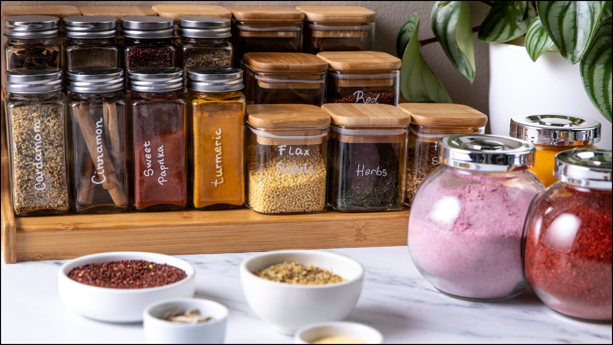 मसालों को खराब होने से कैसे बचाएं, हल्दी-धनिया और मिर्च में नहीं पड़ेंगे कीड़े, करें ये आसान उपाय मसालों को खराब होने से कैसे बचाएं, हल्दी-धनिया और मिर्च में नहीं पड़ेंगे कीड़े, करें ये आसान उपाय