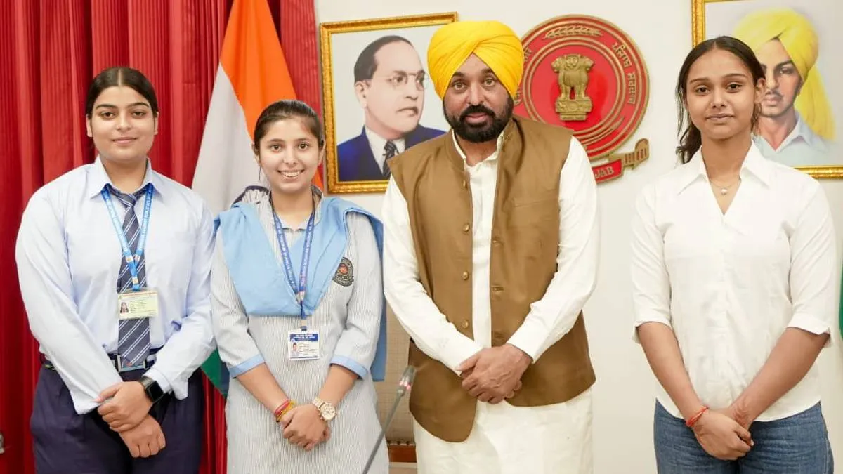 पंजाब के 416 सरकारी स्कूलों की 12वीं कक्षा का रिजल्ट 100 प्रतिशत, टॉपर्स को सीएम भगवंत मान ने किया सम्मानित 12वीं के टॉपर्स को सीएम भगवंत मान ने किया सम्मानित- India TV Hindi