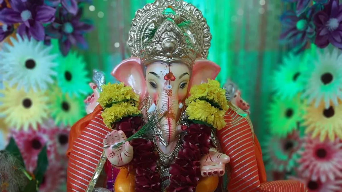 Ganesh Chalisa Sankashti Chaturthi: विभुवन संकष्टी चतुर्थी पर जरूर करें गणेश चालीसा का पाठ, विघ्नहर्ता दूर करेंगे सारे विघ्न, बरसेगी बप्पा की कृपा गणेश चालीसा- India TV Hindi