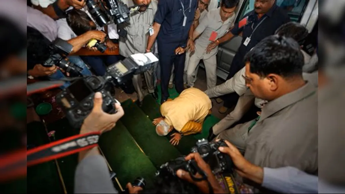संसद को लोकतंत्र का मंदिर बताकर मत्था टेका- 20 मई, 2014 को जब नरेन्द्र मोदी पहली बार संसद भवन में गए, तो उन्होंने जो किया उसे देखकर पूरा विश्व में चर्चा होने लगी। पीएम मोदी ने संसद भवन की चौखट पर श्रद्धा और सम्मान में अपना मत्था टेका।
