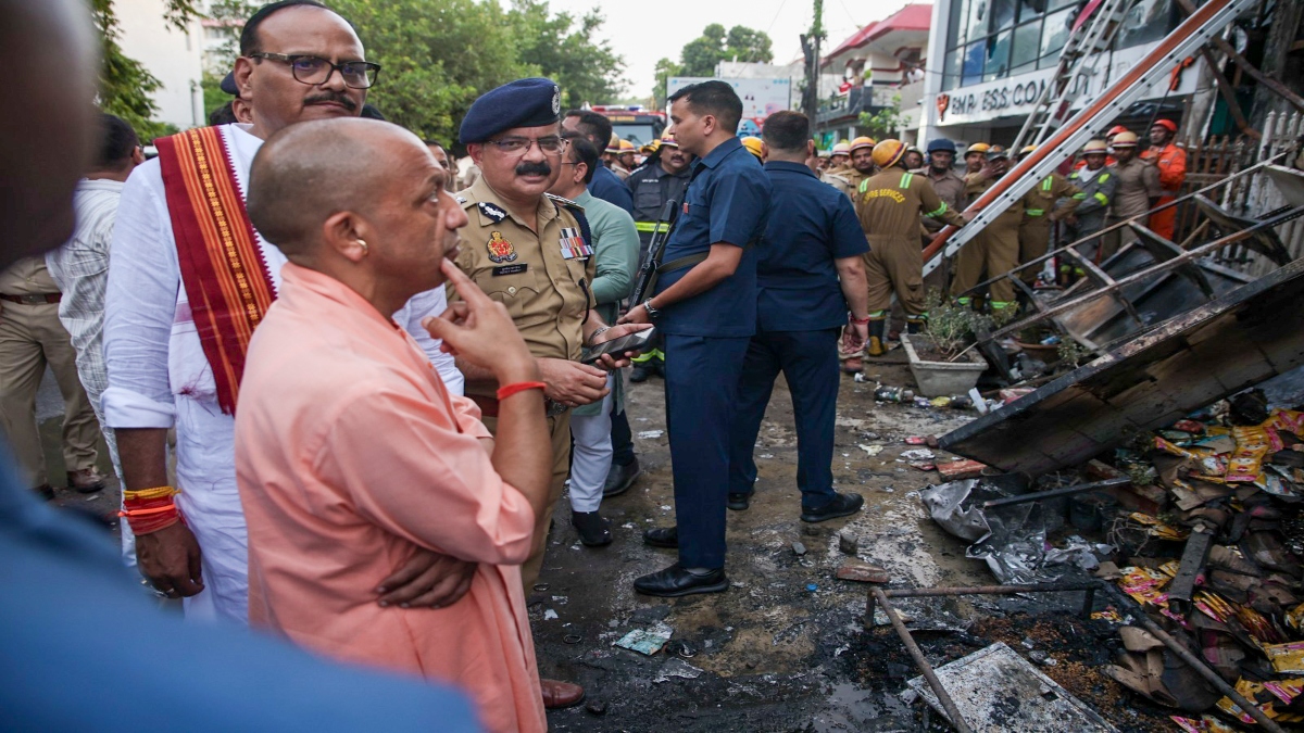 अलीगंज अग्निकांड में बड़ी कार्रवाई: आदेश हुआ जारी, 'खुद ध्वस्त करें बिल्डिंग, नहीं तो LDA करेगा जमींदोज'