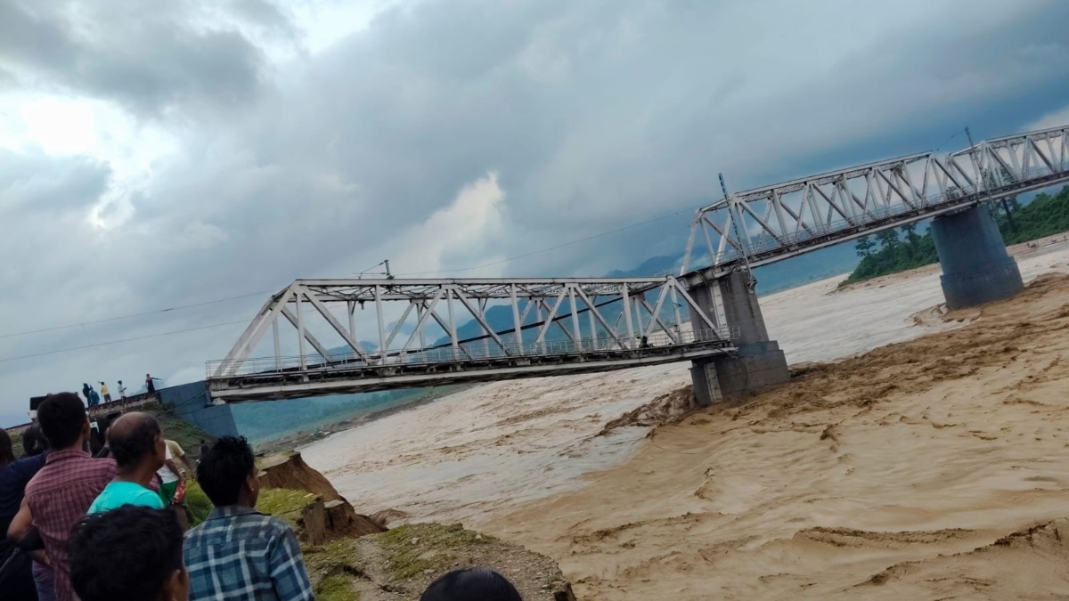 असम में बारिश से तबाही, पुल तक टूट गया, कई इलाकों में बाढ़ जैसे हालात, अमित शाह ने CM हिमंता को मदद का भरोसा दिया