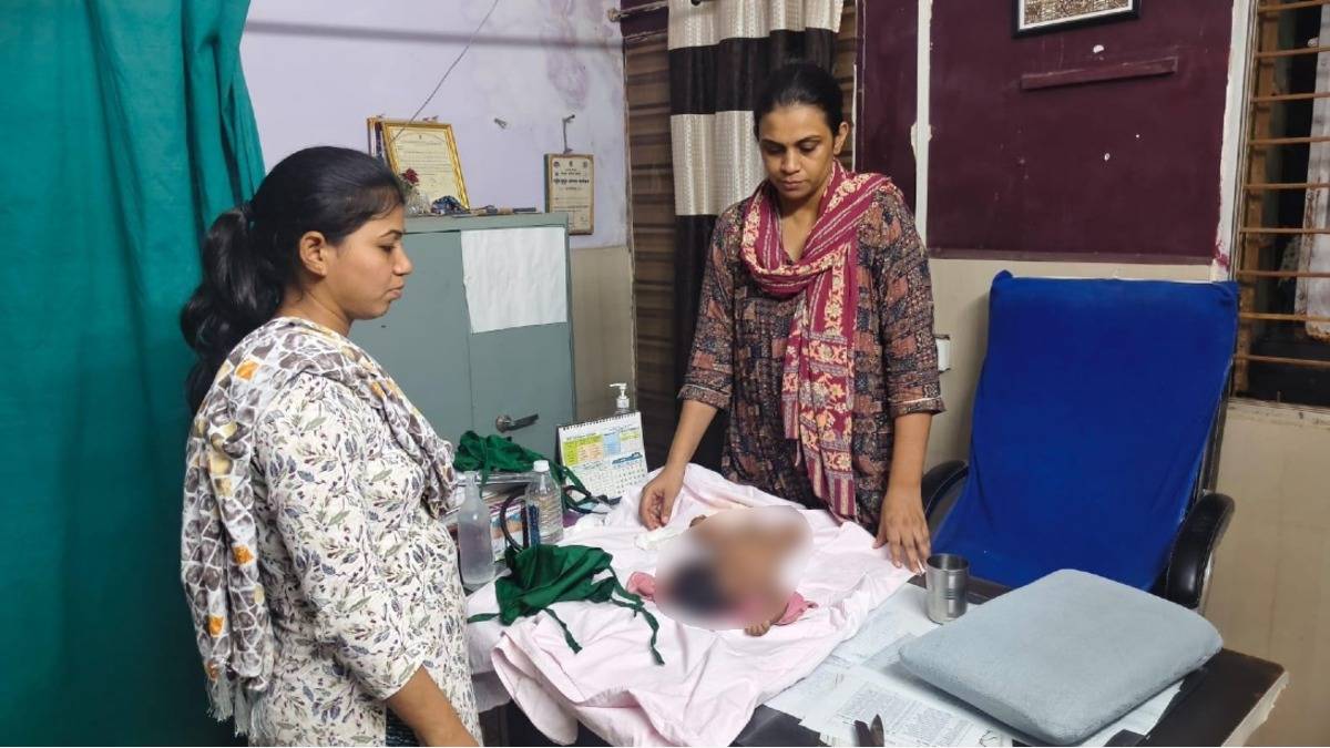 मां की गोद से सड़क पर गिरा 4 महीने का बच्चा, 700 मीटर तक चलते रहे, माता-पिता को नहीं चला पता