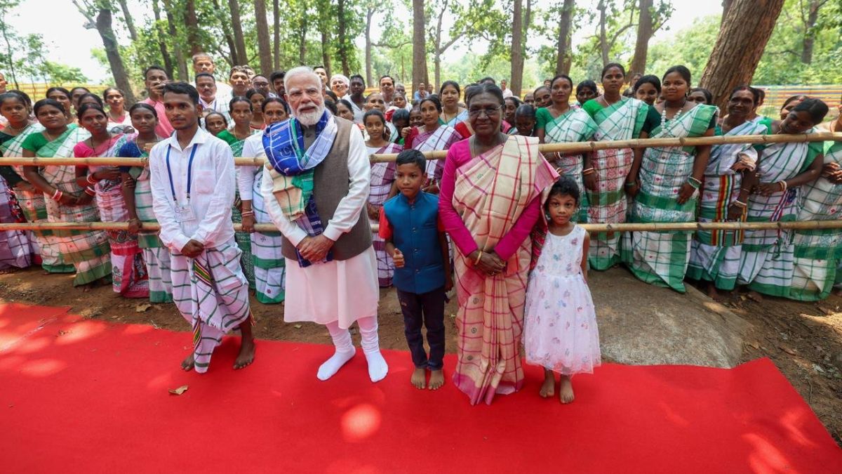 PHOTOS: राष्ट्रपति मुर्मू के जन्मदिन पर ओडिशा के पहाड़पुर पहुंचे PM मोदी, तस्वीरों में देखें उनका दौरा