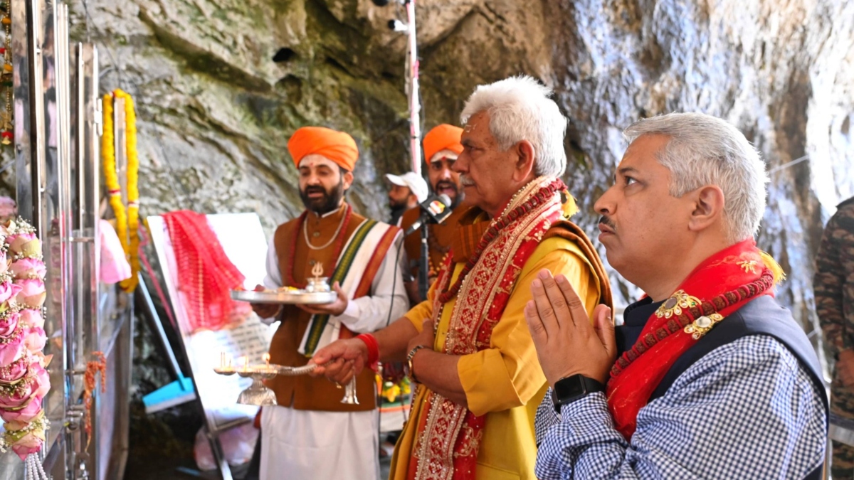 जम्मू कश्मीर के एलजी मनोज सिन्हा ने अमरनाथ गुफा में की प्रथम पूजा, 3 जुलाई से शुरू होगी यात्रा