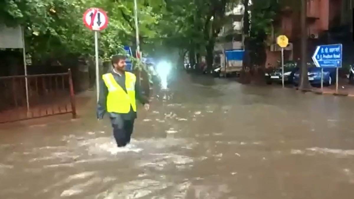 Mumbai Rain LIVE: महाराष्ट्र के कई इलाकों में भारी बारिश, पानी-पानी हुआ मुंबई, रेलवे ट्रैक डूबे