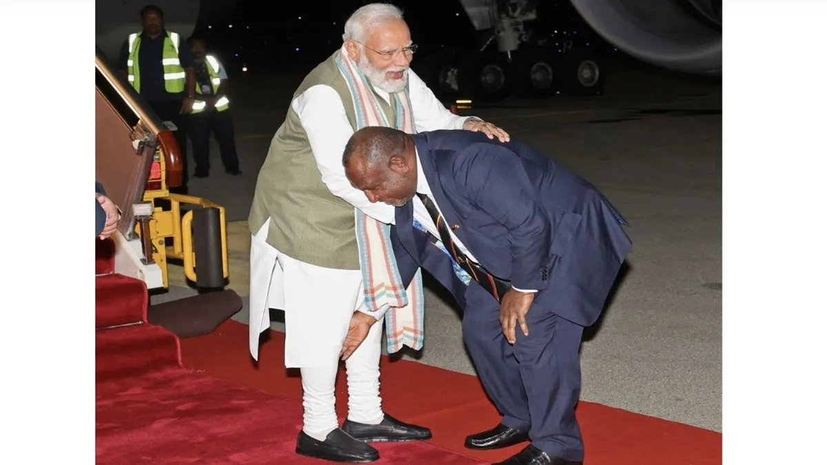 पापुआ न्यू गिनी के पीएम ने छुए पैर- पीएम मोदी जापान में जी 7 शिखर सम्मेलन में हिस्सा लेने के बाद 21 मई 2023 को पापुआ न्यू गिनी पहुंचे थे। वहां के पीएम जेम्स मारेपे ने मोदी के पैर छूकर उनका स्वागत किया था। इसके बाद प्रधानमंत्री मोदी को एयरपोर्ट पर ही गार्ड ऑफ ऑनर दिया गया था। इस इंडो पैसिफिक रीजन में किसी भारतीय प्रधानमंत्री का ये पहला दौरा था।