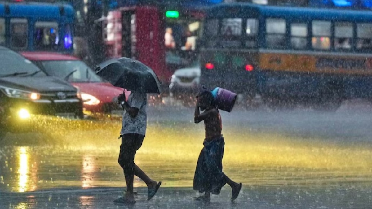 दिल्ली में बारिश की दस्तक, UP-बिहार में भारी बरसात और आंधी, बंगाल में रेड अलर्ट; जानें अन्य राज्यों का वेदर अपडेट