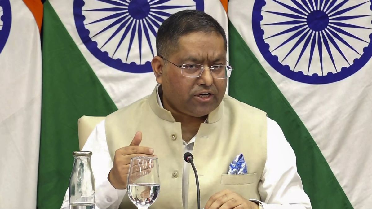 'अपने गिरेबान में झांके पाकिस्तान', कराची आतंकी हमले पर भारत ने पड़ोसी मुल्क को दिया मुंहतोड़ जवाब