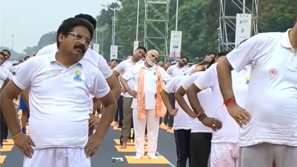 International Yoga Day 2026 LIVE: कोलकाता में 35000 लोगों के साथ PM मोदी ने किया योग, कहा- इसे जीवन का हिस्सा बनाएं