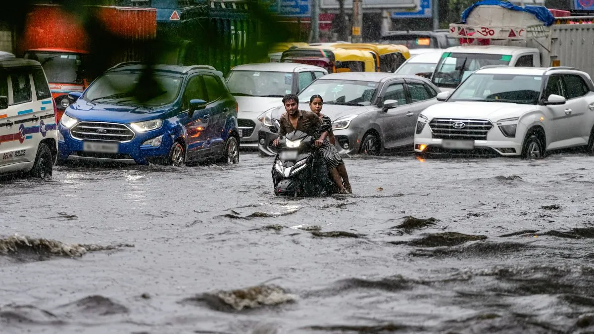 दिल्ली-NCR में तेज बारिश ने मौसम का मिजाज पूरी तरह बदल दिया है। सुबह से मूसलाधार बारिश हो रही है। बारिश की वजह से तापमान में गिरावट हो गई है।