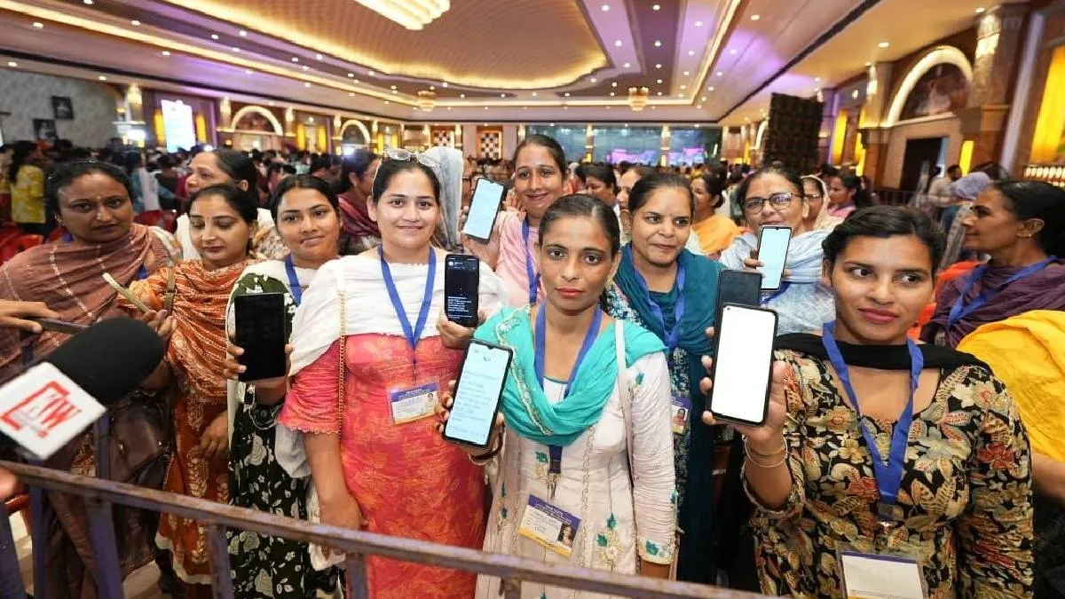 ‘मुख्यमंत्री मांवां धीआं सत्कार योजना’ का पैसा मिलते ही महिलाओं के छलक पड़े ख़ुशी के आंसू, सीएम मान की हुई तारीफ मुख्यमंत्री माँवां धीआं सत्कार योजना की लाभार्थी- India TV Hindi