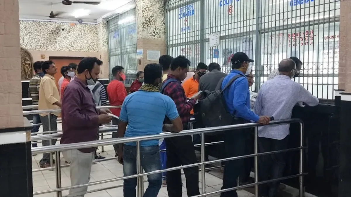 भारतीय रेलवे ने तत्काल टिकट बुकिंग की प्रक्रिया में बदलाव किया है। अब टोकन उसी समय मिलेगा, जब तत्काल टिकट बुकिंग शुरू होगी। पहले यात्रियों को टोकन लेने और टिकट बुक कराने के लिए अलग-अलग समय पर स्टेशन जाना पड़ता था। नए नियम से भीड़ कम होगी और टिकट बुकिंग की प्रक्रिया आसान बनेगी।