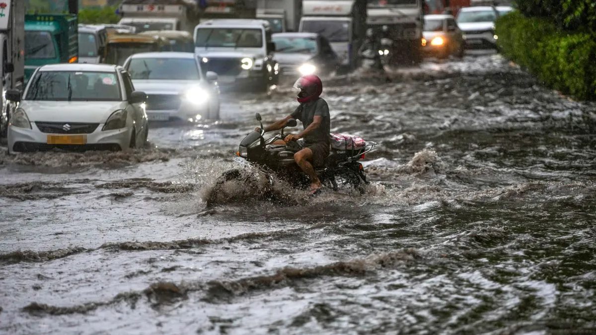 देश की राजधानी में बारिश की वजह से जगह-जगह पानी भर गया और ट्रैफिक जाम लग गया। जनपथ, ITO, लक्ष्मी नगर, दरियागंज, मिंटो रोड, कनॉट प्लेस, सदर बाजार सब इलाके पानी से लबालब है। 