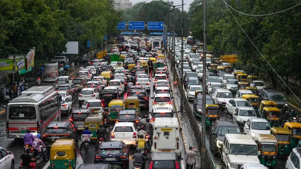 बारिश की वजह से दिल्ली एनसीआर में जगह-जगह पानी भर गया है और ट्रैफिक जाम लग गया है, जिसकी वजह से लोगों को आवाजाही में परेशानी हो रही है।
