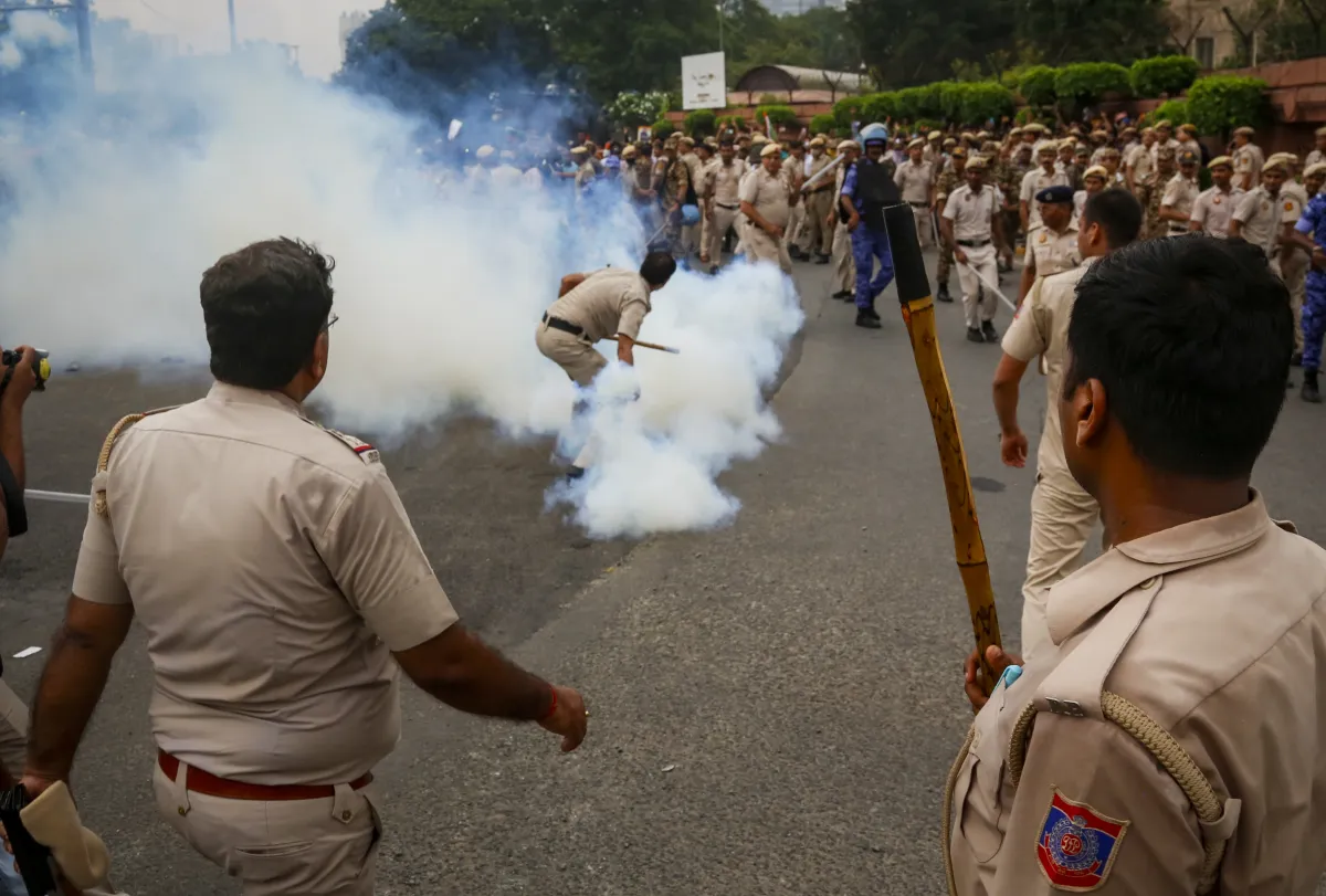 प्रदर्शन के दौरान पुलिस की कार्रवाई के बीच जहां बहुत से लोग तितर-बितर हो गए, वहीं एक प्रदर्शनकारी अपनी जगह पर डटा रहा। वह बार-बार कहता रहा ''मारो सर, मारो'' और पुलिसकर्मियों की कार्रवाई के बावजूद एक बार भी पीछे नहीं हटा। कॉजपा की ओर से आयोजित संसद मार्च के दौरान यह घटना कैमरे में दर्ज हो गई। इस दौरान प्रदर्शनकारियों ने भारी अवरोधकों को पार करने की कोशिश की, लाठीचार्ज का सामना किया और आंसू गैस के गोलों से भी जूझे। सोशल मीडिया पर सामने आए वीडियो में टी-शर्ट और पतलून पहने एक व्यक्ति को लाठियों से लैस सुरक्षाकर्मियों के समूह के सामने खड़े देखा गया। वह बार-बार कह रहा था, ''मारो सर, मारो सर।''