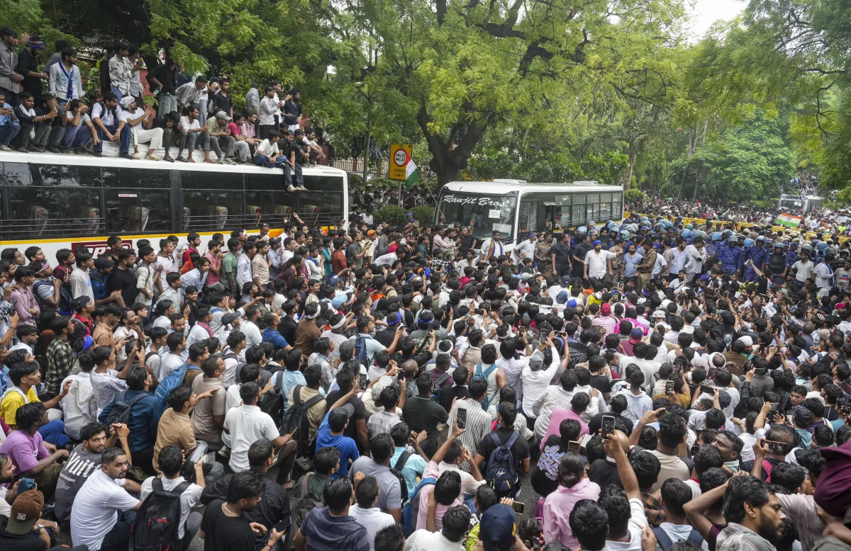 प्रदर्शन में शामिल 17 वर्षीय अंशिका ने बताया कि सोमवार सुबह घर से निकलने से पहले उसने अपने परिवार को बताया था कि वह स्कूल जा रही है, लेकिन वह परीक्षाओं में कथित अनियमितताओं को लेकर सरकार से जवाबदेही की मांग करने के लिए 'कॉकरोच जनता पार्टी'के विरोध मार्च में शामिल होने मध्य दिल्ली पहुंच गई। संसद की ओर मार्च के दौरान, जब वह और अन्य प्रदर्शनकारी बैरिकेड्स पर चढ़ने की कोशिश कर रहे थे, तो महिला पुलिसकर्मियों ने उसे नीचे खींच लिया।