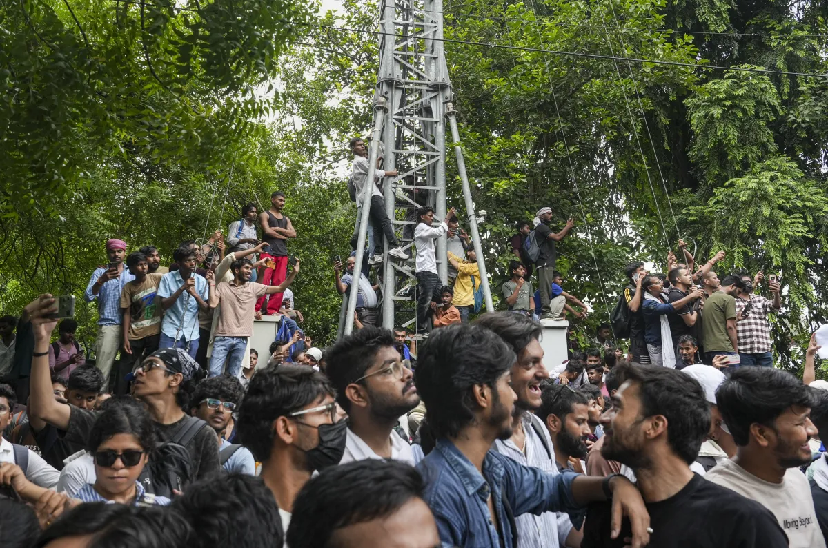 दिल्ली पुलिस सूत्रों ने बताया कि अब तक पथराव की घटनाओं से 50 से अधिक पुलिसकर्मी घायल होने की जानकारी सामने आई है, जिनको अस्पताल में इलाज के लिए भेजा गया है। घायलों में दस से ज्यादा IPS और DANIPS अधिकारी भी शामिल है, जो हालात पर काबू पाने के लिए नई दिल्ली के अलग अलग इलाकों में तैनात किए गए थे। पुलिस ने बताया कि अभी घायल पुलिसकर्मियों की संख्या बढ़ सकती है, क्योंकि बहुत से घायल पुलिसकर्मी अभी भी अस्पताल में इलाज शुरू होने की प्रक्रिया में हैं।