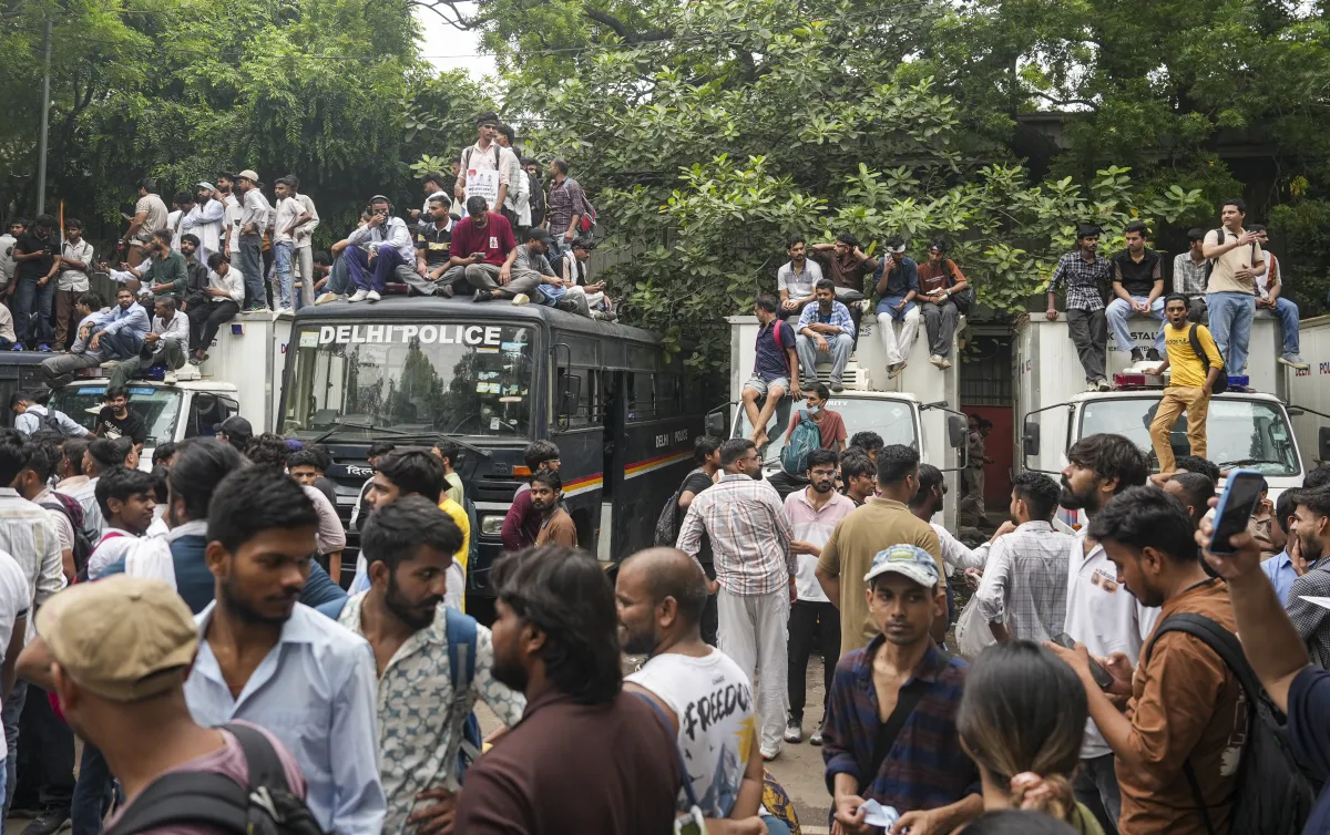 झड़प में 50 से ज्यादा पुलिसकर्मी घायल हुए हैं। वहीं, कई प्रदर्शनकारियों को भी चोटें आई हैं। सीजेपी प्रवक्ता सौरव दास ने एक्स पर लिखा कि सोनम वांगचुक की पत्नी गीतांजली जी के साथ बदसलूकी हुई है। एक 13 साल की लड़की पर हमला हुआ है और 40 से 50 लोगों के सिर फूटे हैं। हालांकि, पुलिस ने इस दावे को खारिज करते हुए कहा कि सोनम वांगचुक की पत्नी के साथ कोई बदसलूकी नहीं हुई है और न ही किसी लड़की पर हमला हुआ है। 40-50 लोगों के सिर फूटने की खबर भी गलत है।