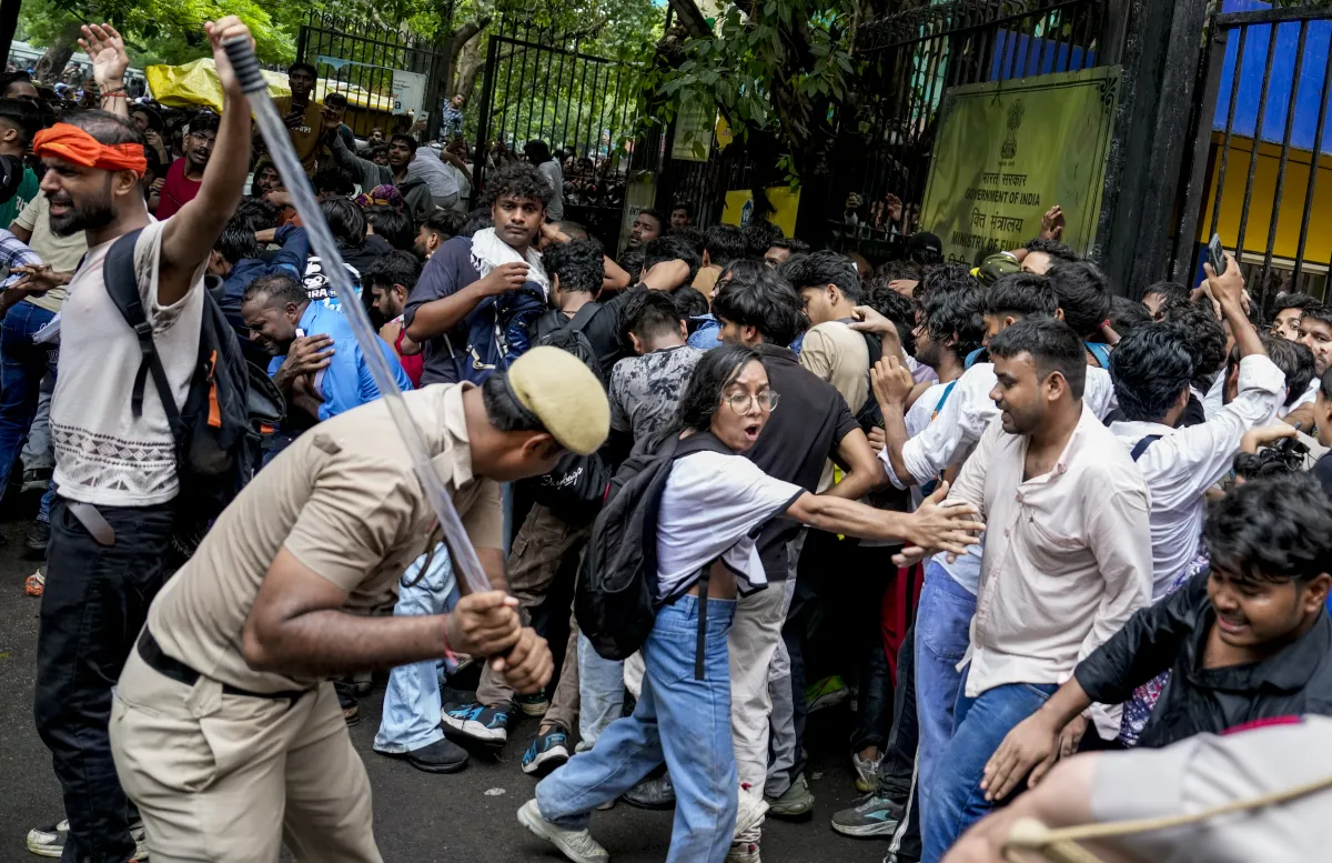 दिल्ली के बदरपुर की रहने वाली अंशिका ने अपने हाथ पर आए खरोंच के निशान दिखाते हुए कहा, "हम अपने परिवारों से झूठ बोलकर यहां इसलिए नहीं आए थे कि हमें अपराधियों की तरह उठाया जाए और हिरासत में लिया जाए।" उन्होंने दावा किया कि उन्हें पैर पकड़कर नीचे खींचा गया और दो महिला पुलिसकर्मियों ने मजबूती से पकड़ लिया। अंशिका ने कहा कि वह न केवल परीक्षाओं में कथित अनियमितताओं से नाराज थीं, बल्कि प्रदर्शनकारियों के साथ बातचीत न होने से भी आहत थीं। उन्होंने कहा, "जब चुनाव का समय होता है, तो वे हमारे घरों पर आते हैं और वोट मांगते हैं। लेकिन नीट पर्चा लीक मामले पर बातचीत करने के लिए वे आगे भी नहीं आए।"