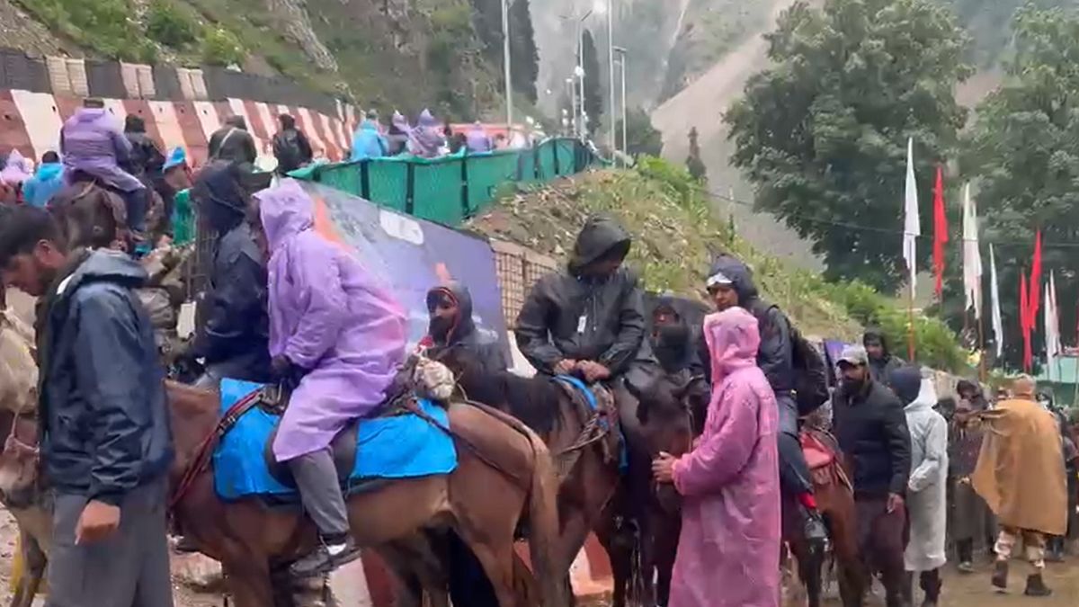 खराब मौसम में भी अमरनाथ जा रहे श्रद्धालुओं का जोश हाई! बालटाल बेस कैंप से बाबा बर्फानी के दर्शन के लिए हुए रवाना
