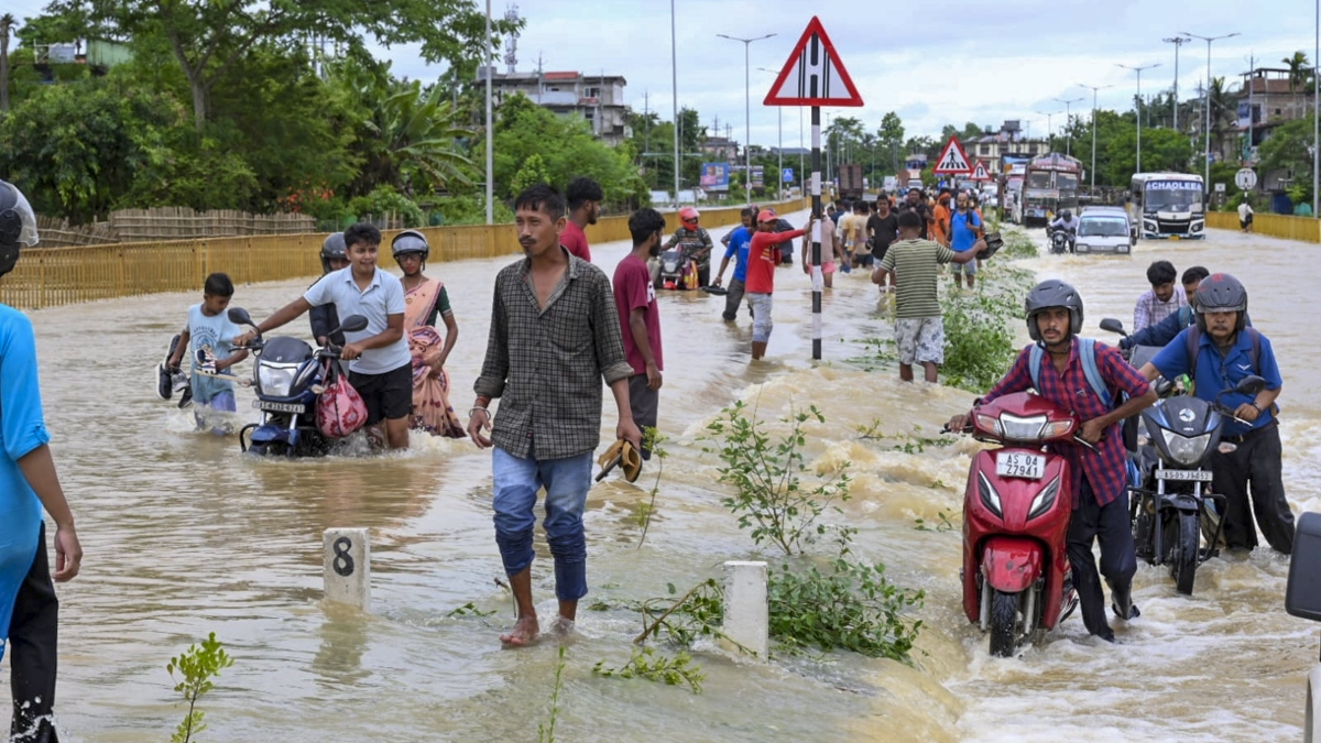 असम में बाढ़ की स्थिति और भी ज्यादा खराब, अब तक 5 की मौत, 3.63 लाख लोग प्रभावित