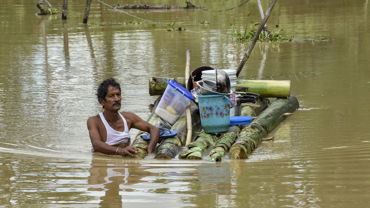 असम में बाढ़ से कैसे हैं हालात? मृतक आंकड़ा बढ़ा, 6.50 लाख से ज्यादा लोग प्रभावित