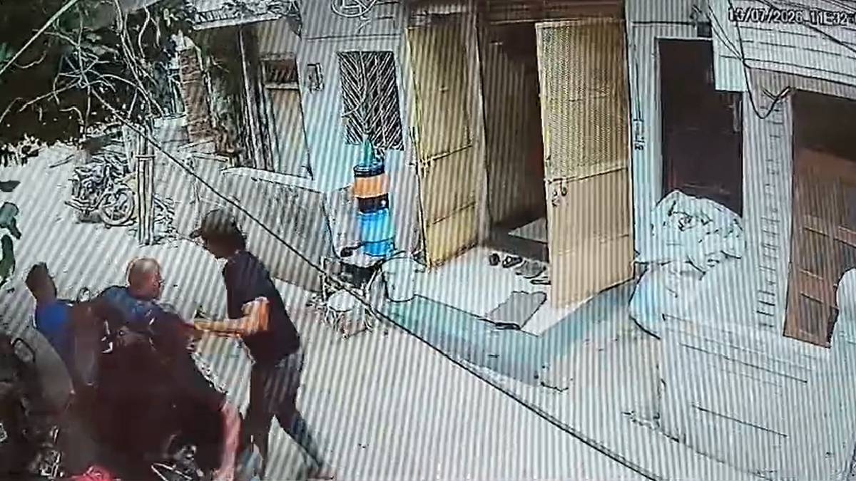 भोपाल में दिनदहाड़े खूनी खेल, एक्टिवा पर बैठे कारोबारी पर 3 सेकंड में किए चाकू से 5 वार, फेफड़े तक घुसा चाकू