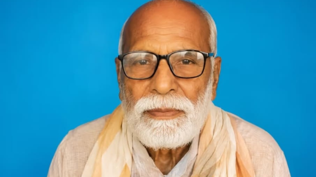 पेंशन लेने पहुंचे बुजुर्ग और दिव्यांग बेटे के अकाउंट में आए 15 अरब रुपये, फिर जो हुआ...