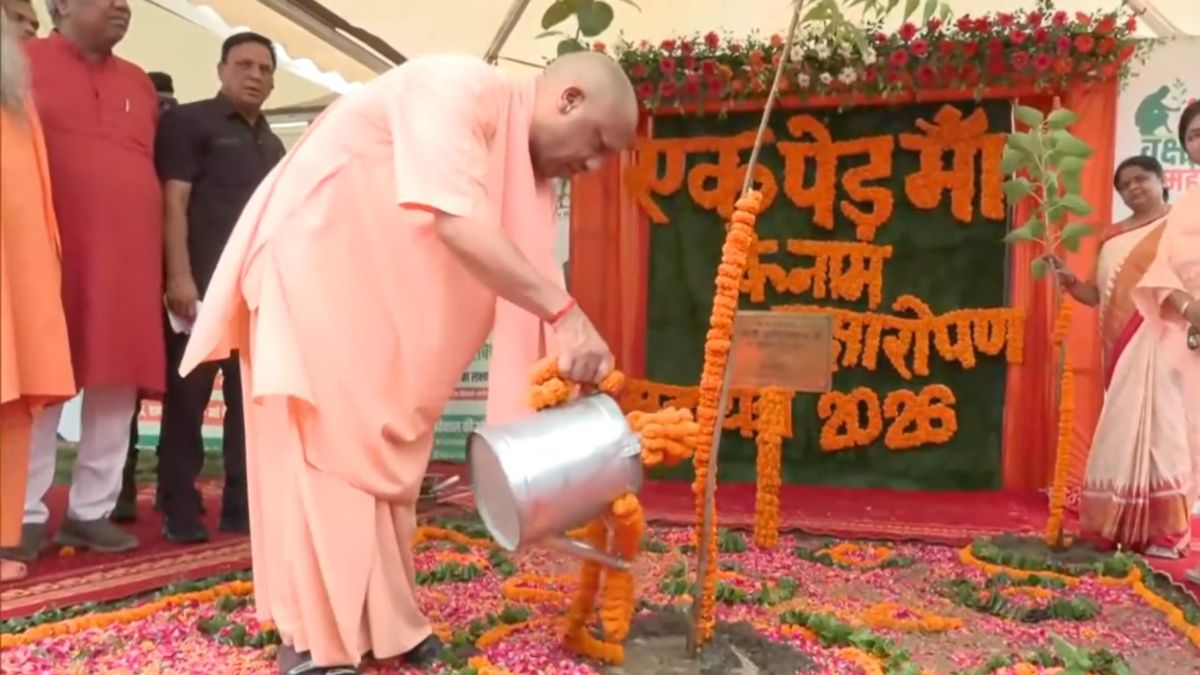 यूपी में महावृक्षारोपण अभियान की हुई शुरुआत, CM योगी ने लगाया पेड़, 35 करोड़ पेड़ लगाने का लक्ष्य