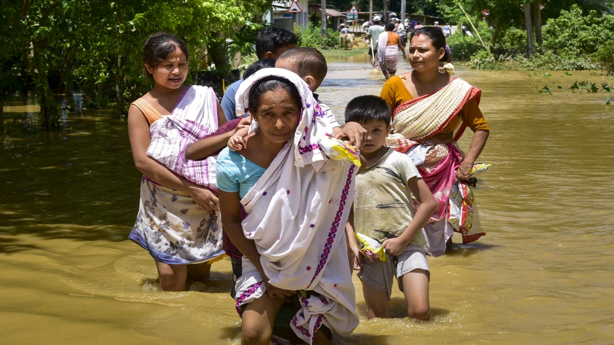 असम में बाढ़ की वजह से 24 घंटों में 21 और लोगों की मौत, 5.64 लाख लोग प्रभावित