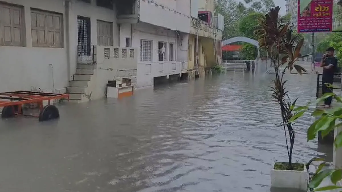गुजरात में मूसलाधार बारिश से कई जिलों में बिगड़े हालात, बाढ़ से गांवों का संपर्क टूटा; कल सभी स्कूल-कॉलेज बंद सूरत के कई इलाकों में बाढ़- India TV Hindi