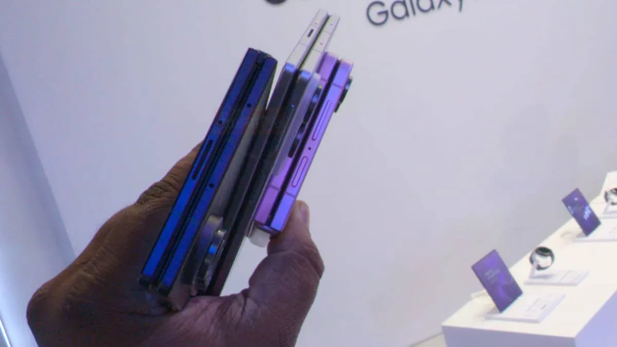 Samsung के ये तीनों फोल्डेबल फोन भारत समेत ग्लोबल मार्केट में आज से प्री-ऑर्डर के लिए उपलब्ध हो गए हैं। कंपनी ने इसकी उपलब्धता के बारे में जानकारी शेयर नहीं की है। सैमसंग के इन फोल्डेबल फोन में बेहद ही मजबूत हिंज दिए हैं, जिसकी वजह से मुड़ने वाले डिस्प्ले में कोई क्रीज नहीं दिखाई देगा।
