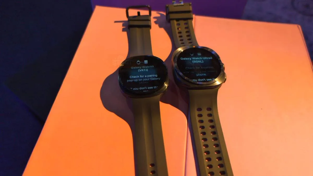 Samsung के दोनों ही प्रीमियम स्मार्टवॉच Galaxy Watch Ultra 2 और Watch 9 एडवांस हेल्थ फीचर्स के साथ आते हैं। इनमें AI बेस्ड वेलनेस ट्रैकर्स और सेंसर्स दिए गए हैं। कंपनी का दावा है कि Galaxy Watch Ultra 2 दुनिया का सबसे चमकीले डिस्प्ले वाली स्मार्टवॉच है। इसमें 5000 निट्स तक की पीक ब्राइटनेस मिलती है। साथ ही, इसमें 800mAh की बैटरी मिलती है।