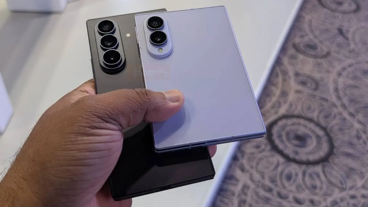 Samsung Galaxy Z Fold 8 Series में कंपनी ने दो प्रीमियम फोल्डेबल फोन उतारे हैं, जो Titanium Armor हिंज के साथ आते हैं। कंपनी ने दोनों ही प्रीमियम फोल्डेबल फोन Galaxy Z Fold 8 और Galaxy Z Fold 8 Ultra को Qualcomm Snapdragon 8 Gen Elite 5 चिपसेट के साथ पेश किया है।