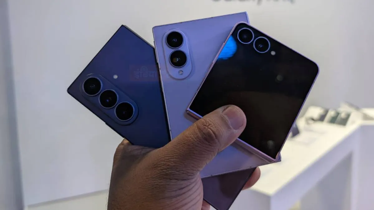 Samsung के ये तीनों ही फोल्डेबल फोन भारत में प्री-ऑर्डर के लिए उपलब्ध हैं। जल्द ही, इसकी उपलब्धता की जानकारी कंपनी की तरफ से जारी कर दी जाएगी। ये तीनों फोल्डेबल फोन Android 17 के साथ लॉन्च होने वाले पहले स्मार्टफोन हैं।