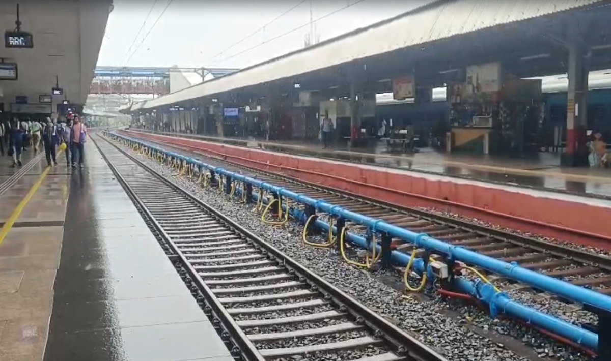 गुजरात में भारी बारिश के कारण रेल सेवा प्रभावित, परेशान यात्रियों ने वडोदरा स्टेशन पर