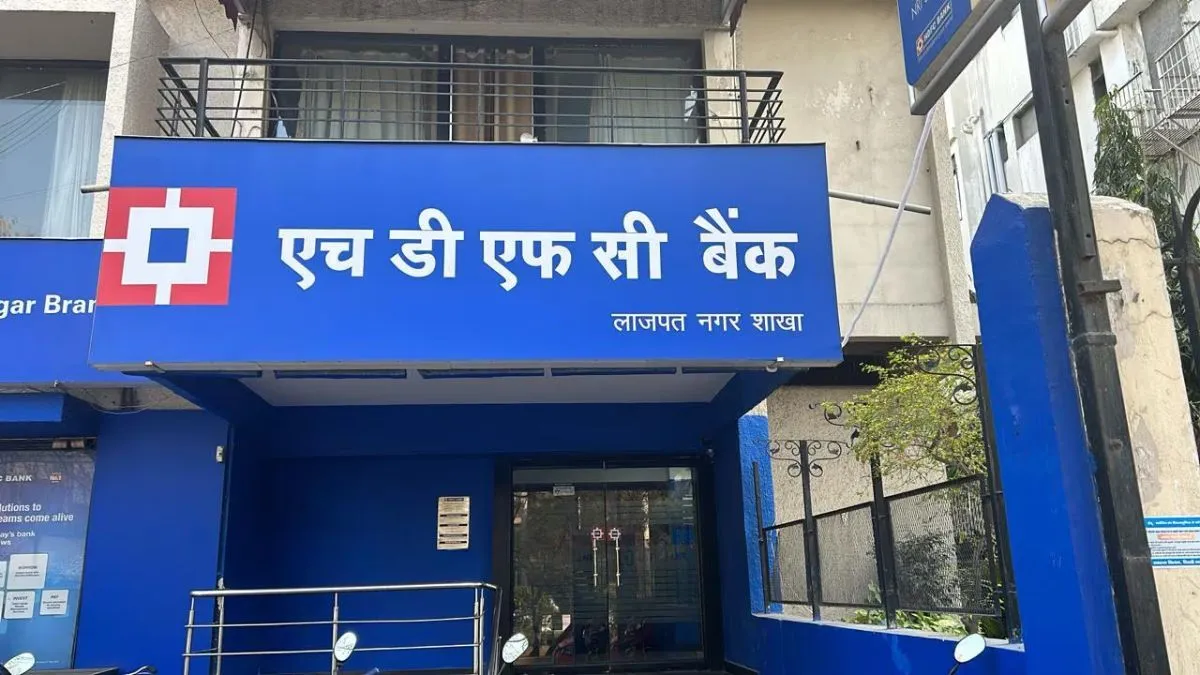 एकीकृत आधार (Consolidated) पर बैंक का प्रॉफिट चालू वित्त वर्ष की पहली तिमाही में 18 प्रतिशत बढ़कर 19,245 करोड़ रुपये रहा, जो 2025-26 की पहली तिमाही में 19,245 करोड़ रुपये था। बैंक की ब्याज आय बढ़कर 79,363 करोड़ रुपये हो गई, जो 2025-26 की समान तिमाही में 77,470 करोड़ रुपये थी। बैंक ने कहा कि जून तिमाही में शुद्ध ब्याज आय 7 प्रतिशत बढ़कर 33,530 करोड़ रुपये हो गई, जो 2025-26 की समान तिमाही में 31,440 करोड़ रुपये थी। 