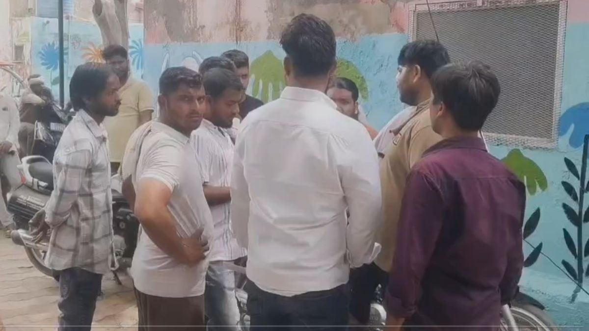 मथुरा सब्जी मंडी में फल विक्रेताओं के बीच हिंसक झड़प, जमकर चले कुर्सियां और डंडे, वीडियो हुआ वायरल