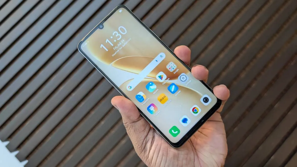 आईकू का यह बजट फ्रेंडली फोन 6.74 इंच के HD+ IPS LCD डिस्प्ले के साथ आता है। फोन में ट्रेडिशनल वाटरड्रॉप नॉच डिजाइन दिया गया है। इस फोन का डिस्प्ले 120Hz रिफ्रेश रेट को सपोर्ट करता है। साथ ही, इसकी पीक ब्राइटनेस 1200 निट्स तक की है। इस फोन में MediaTek Dimensity 6300 चिपसेट दिया गया है, जिसके साथ 6GB रैम और 256GB तक स्टोरेज का सपोर्ट मिलता है।