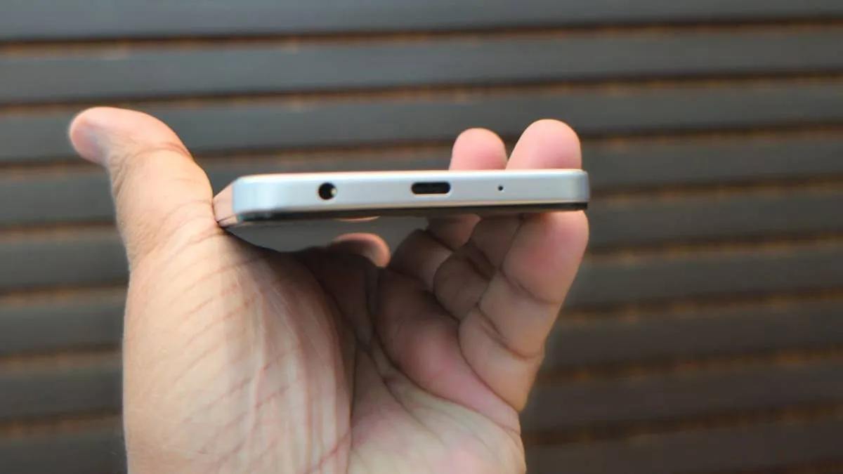 iQOO Z11 Lite को भारत में तीन स्टोरेज वेरिएंट्स- 4GB RAM + 128GB, 6GB RAM + 128GB और 6GB RAM + 256GB में उपलब्ध है। इसकी शुरुआती कीमत 19,499 रुपये है। वहीं, इसके अन्य दोनों वेरिएंट्स की कीमत क्रमशः 21,499 रुपये और 24,499 रुपये है। इस फोन की खरीद पर 1,500 रुपये का डिस्काउंट ऑफर किया जा रहा है।