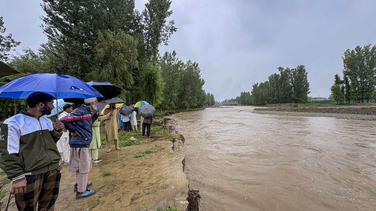 कश्मीर में लगातार बारिश से नदियों-नालों का जलस्तर खतरे के निशान के करीब पहुंचा