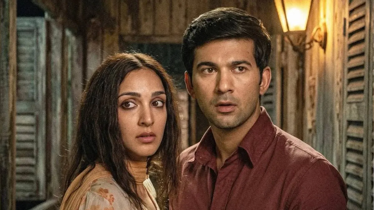लेकिन पोस्टर पोस्ट होते ही कमेंट सेक्शन में प्रतिक्रियाओं की बाढ़ आ गई। अधिकतर यूजर्स उनकी तुलना कियारा आडवाणी से करने लगे। दिलचस्प बात यह है कि अगर आप कनिका के इंस्टाग्राम प्रोफाइल की अन्य तस्वीरों को देखेंगे, तो वह बिल्कुल अलग दिखती हैं और कियारा से जरा भी मेल नहीं खातीं। इसी वजह से कई लोगों का मानना है कि यह पोस्टर एआई का इस्तेमाल करके तैयार किया गया है, जिसके चलते चेहरा काफी बदल गया है। यूजर्स ने कमेंट्स में मेकर्स को आड़े हाथों लिया। एक यूजर ने लिखा, 'मुझे एक पल के लिए लगा कि क्रेडिट्स में कियारा का नाम क्यों नहीं है।' वहीं एक अन्य ने चुटकी लेते हुए कहा, 'ये लोग कियारा का नाम टैग करना कैसे भूल गए?' एक गुस्साए फैन ने लिखा, 'यह AI से बना पोस्टर है, इसीलिए वह कियारा जैसी दिख रही हैं। हमारी इंडस्ट्री कितनी आलसी और बेपरवाह होती जा रही है, यह बेहद शर्मनाक है।'