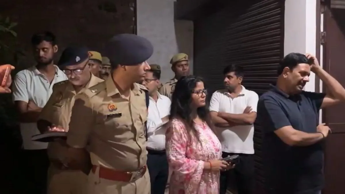 मैनपुरी में खूनी संग्राम, ताबड़तोड़ चली गोलियां और फरसे, एक की मौत Police administration team reached the spot after the bloody clash in Mainpuri.- India TV Hindi